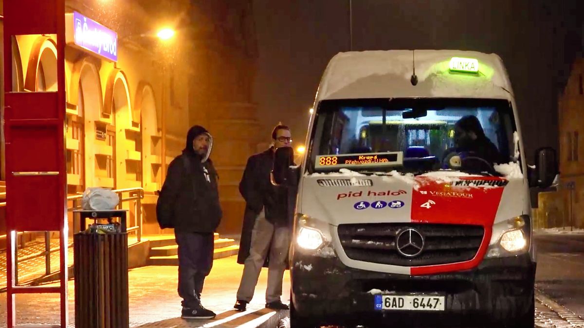 Jako taxík, ale za cenu lítačky. Ve středních Čechách vozí po večerech mikrobusy lidi skoro až domů